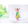 Drap en lin blanc lavé avec une petite fille heureuse