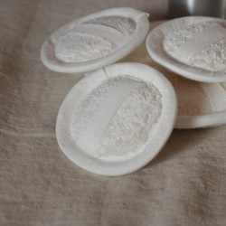 Éponge ronde en lin ivoire pour le bain et la douche