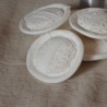 Petite éponge ronde en lin ivoire pour le bain et la douche pour enfant