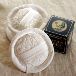 Éponge ronde en lin ivoire pour le bain et la douche