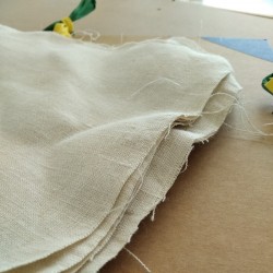 Chute de tissu en chanvre couleur beige clair