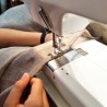 Couture d'une gaze de tissu en lin