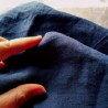Coupon de tissu en lin bleu foncé