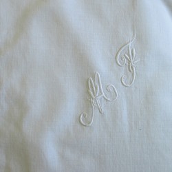 Taie d'oreiller ancienne brodée MF avec dentelle blanche