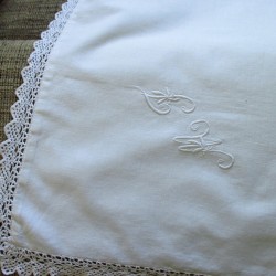 Taie d'oreiller ancienne brodée MF avec dentelle blanche