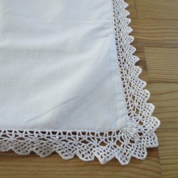 Taie d'oreiller ancienne brodée MF avec dentelle blanche