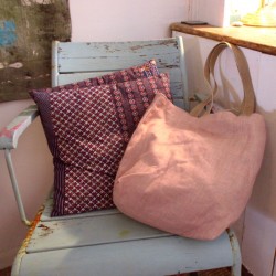 Sac en tissu de lin rose sur une chaises