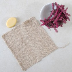 Lingette nettoyante en ortie tricotée avec un savon