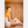 femme dans le sauna avec serviette couleur crème en lin