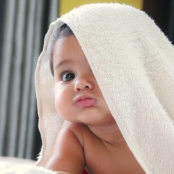 bébé avec une serviette en lin couleur ivoire