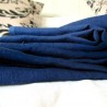 Tissu en lin bleu foncé plié