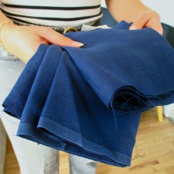 Tissu en lin bleu marine étalé