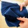 Tissu en lin bleu foncé dans les mains