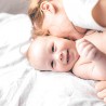 Drap blanc en tissu de chanvre made in France avec un bébé