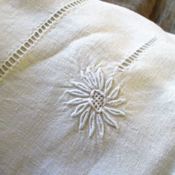 Drap couleur crème en pur lin des Vosges avec motif floral brodé