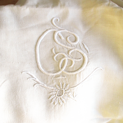 Broderie monogramme C et S sur drap blanc en pur lin des Vosges couleur écrue