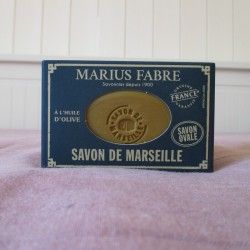 Emballage en carton bleu du savon Marius Fabre ovale