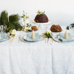 Table avec nappe en lin blanc lave avec gâteaux