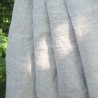 Vue rapprochée sur une nappe en lin grège made in France par l'atelier Bohemeria
