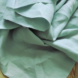 Coupon de tissu en lin vert clair grisé