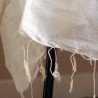 Macro d'une fouta de plage fine et légère en lin blanc et beige