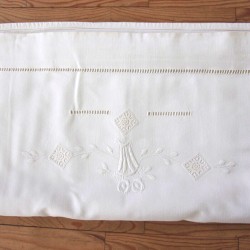 Drap blanc ancien jour échelle avec broderie losange et feuillage