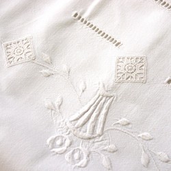 Joli drap blanc ancien jour échelle avec broderie losange et feuillage, en parfait état.