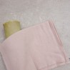Serviette de bain rose nid d'abeille en lin au sol
