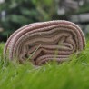 Serviette de bain rose nid d'abeille en lin dans l'herbe