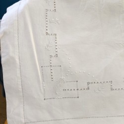 Drap plat ancien avec jour échelle et ajourements en lin blanc brodé de fleurs