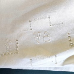 Monogramme sur drap ancien en métis de lin avec une broderie aux lettrines anciennes MB