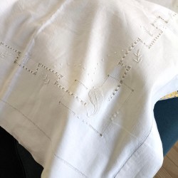 Drap plat ancien avec jour échelle en lin blanc brodé de fleurs