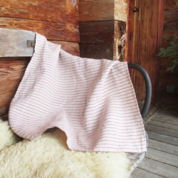 Torchon en pur lin beige avec des rayures rouges sur un banc en Haute-Savoie