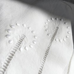 Broderie sur vieux drap plat avec jour échelle en lin blanc