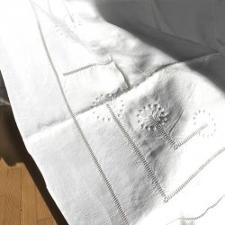 Broderie sur vieux drap plat avec jour échelle en lin blanc