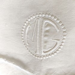 Broderie MG avec points sur vieux drap plat avec jour échelle en lin blanc