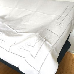 Drap plat ancien avec jour échelle en lin brodé étalé