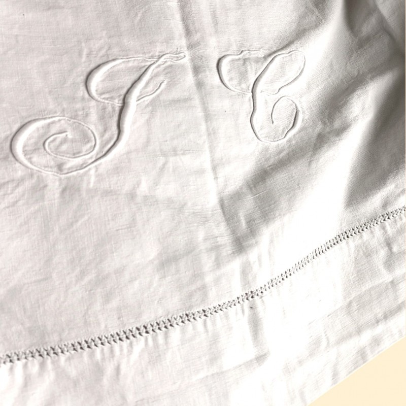 Drap plat ancien avec jour échelle double en métis de lin blanc brodé de monogramme large JC