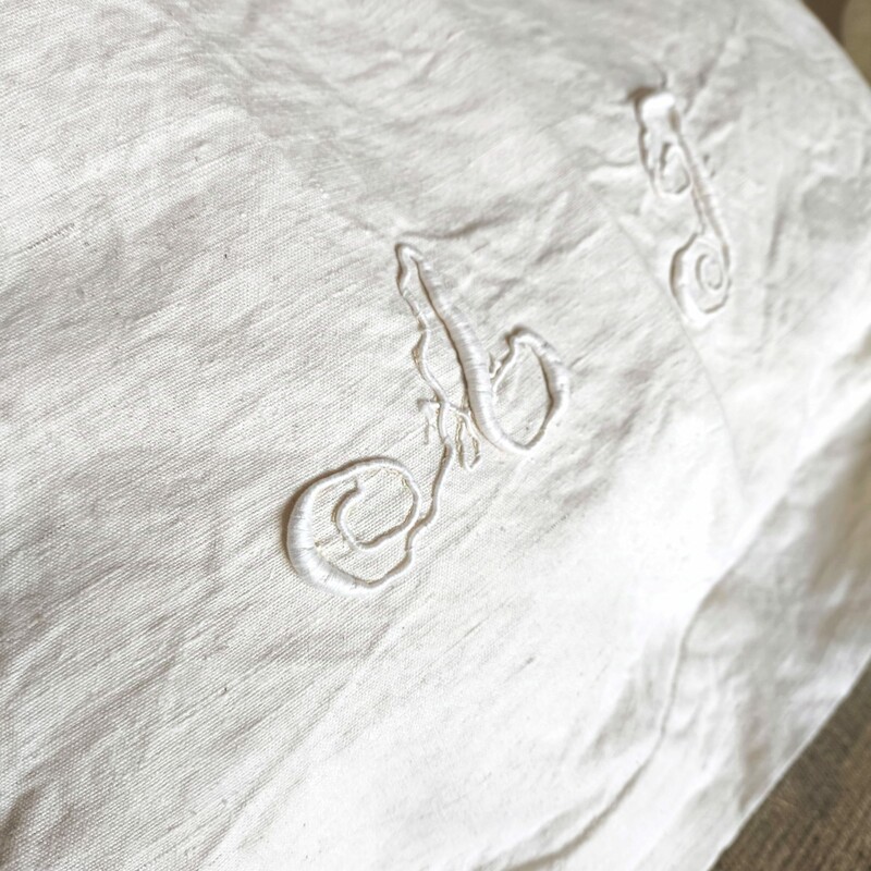 Monogramme brodé AJ en lin