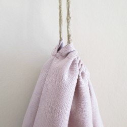 Plan rapproché d'un sac à pain rose douceur en pur lin