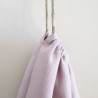 Plan rapproché d'un sac à pain rose douceur en pur lin