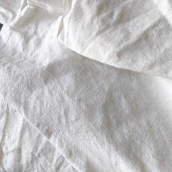 Drap ancien blanc brodé en métis