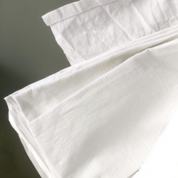 Drap blanc ancien en métis avec jour échelle