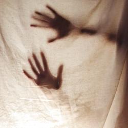 Transparence sur un drap ancien