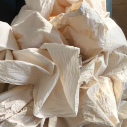 un drap ancien écru déplié et chiffonné