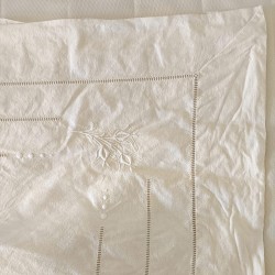 Drap plat ancien écru brodé avec jour Venise et jour échelle