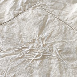 Broderie florale et végétale sur drap ancien en lin