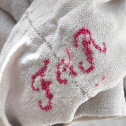 Broderie rouge FR sur drap plat ancien en chanvre 180 cm x 312 cm écru