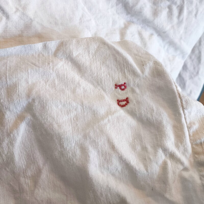 Drap plat ancien en chanvre 196 cm x 257 cm couleur crème brodé PD