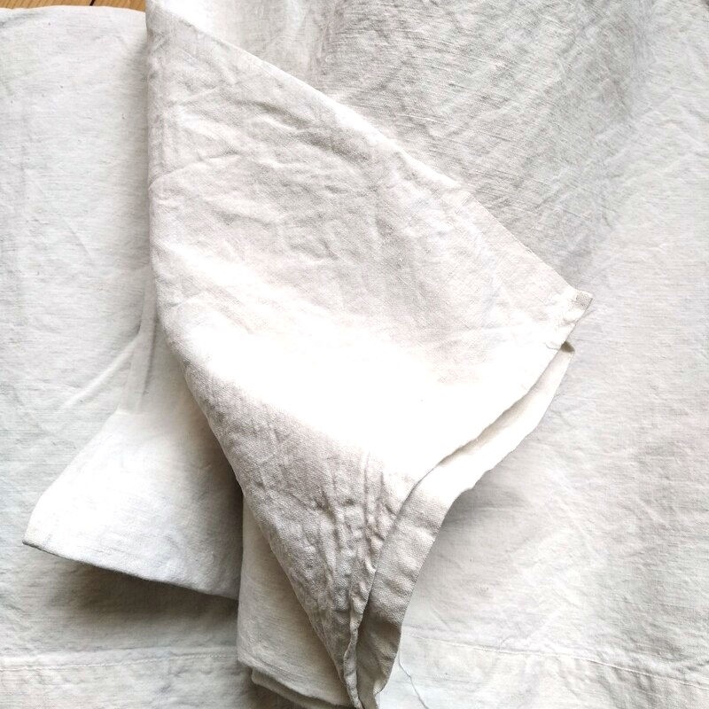 Drap plat ancien en chanvre blanc replié